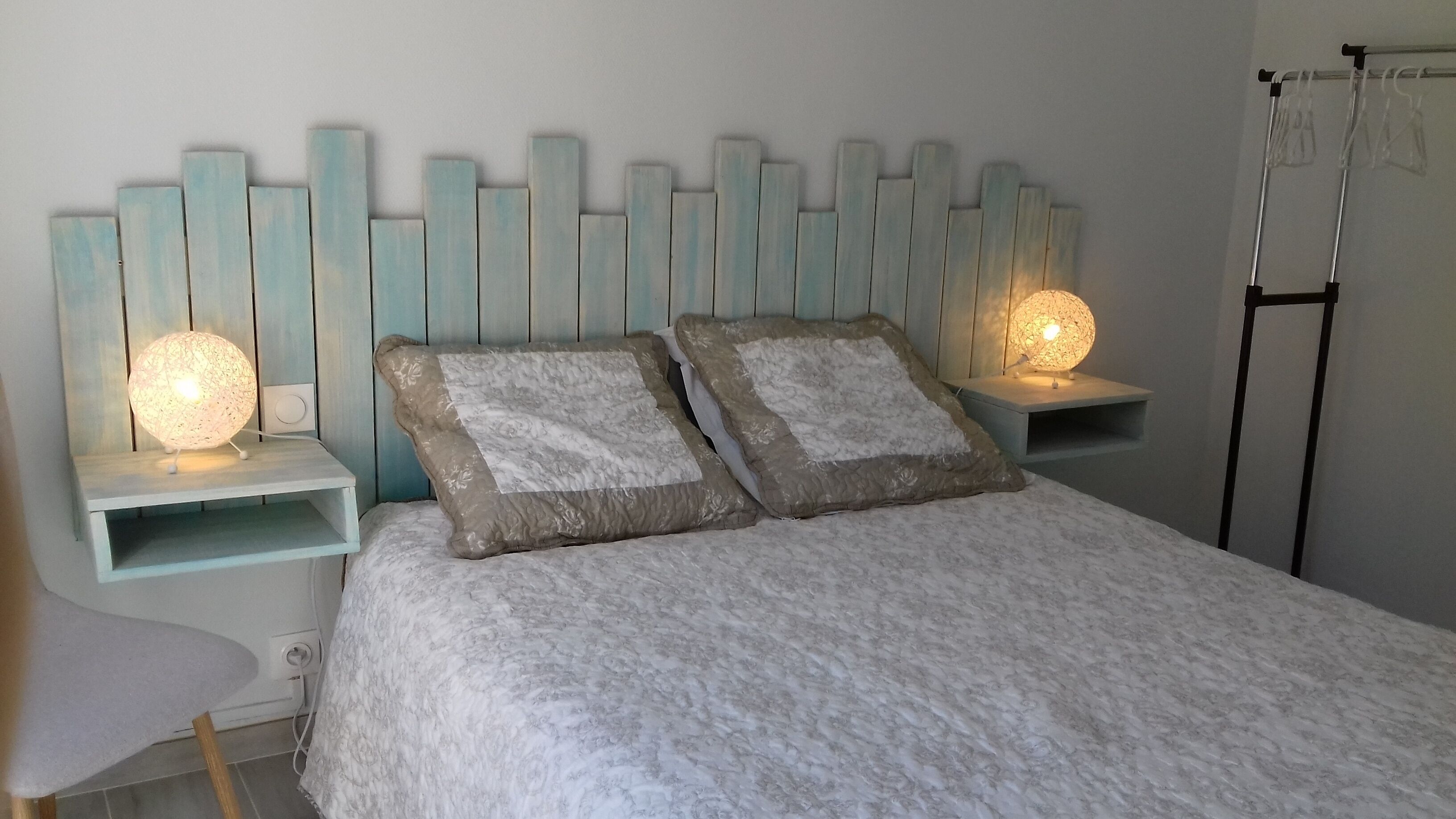 2 makuuhuonetta, silitysrauta/-lauta, vauvan matkasänky