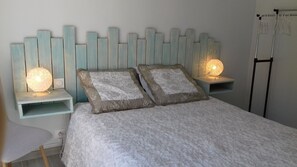 2 chambres, fer et planche à repasser, lit parapluie