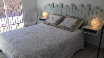 2 chambres, fer et planche Ă  repasser, lit parapluie