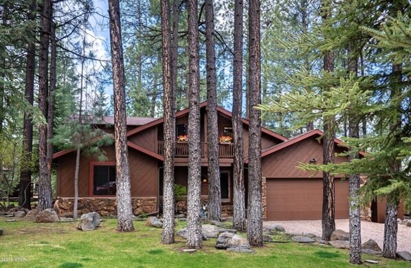Exterior - Cutest Cabin in Pinetop with jacuzzi tub! Walk to Jackson Lake in minutes! (Pinetop)