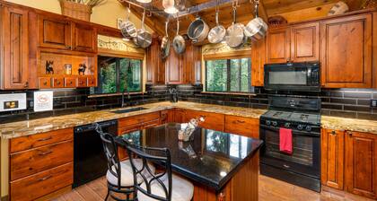 Cutest Cabin in Pinetop with jacuzzi tub! Walk to Jackson Lake in minutes!