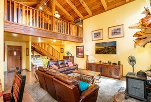 Smart TV, chimenea, reproductor de DVD y futbolito 