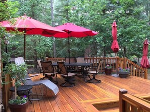 Outdoor dining - Cutest Cabin in Pinetop with jacuzzi tub! Walk to Jackson Lake in minutes! (Pinetop)