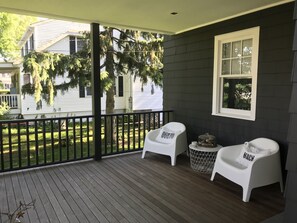 Terrace/patio - Modern house in Old Greenwich, 250 ft from an amazing dock on the water (Greenwich)