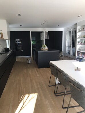 Dining - Modern house in Old Greenwich, 250 ft from an amazing dock on the water (Greenwich)