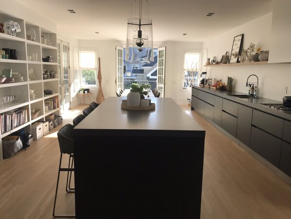 Private kitchen - Modern house in Old Greenwich, 250 ft from an amazing dock on the water (Greenwich)