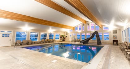 Bear Lake Gathering House- PRIVATE pool! Sleeps 30+, pets with approval!