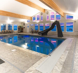 Una piscina cubierta, una piscina climatizada