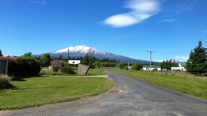 Une route de campagne avec une montagne en arrière-plan.