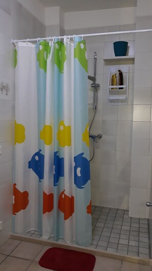 Chambre Double Confort, 1 chambre, balcon, vue jardin | Douche de la salle de bain