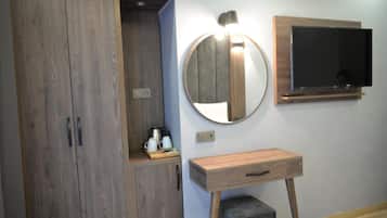 Minibar, caja de seguridad en la habitación y escritorio