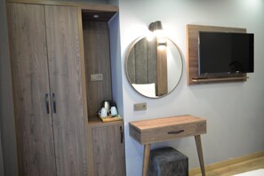 Minibar, caja de seguridad en la habitación y escritorio