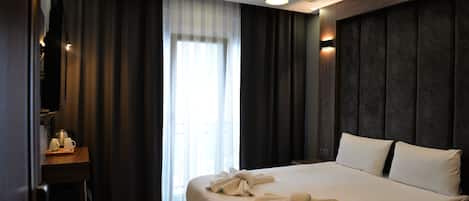 Standard Double Room | Minibar, in-room safe, desk, soundproofing