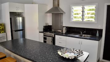 冷蔵庫、電子レンジ、オーブン、コンロ