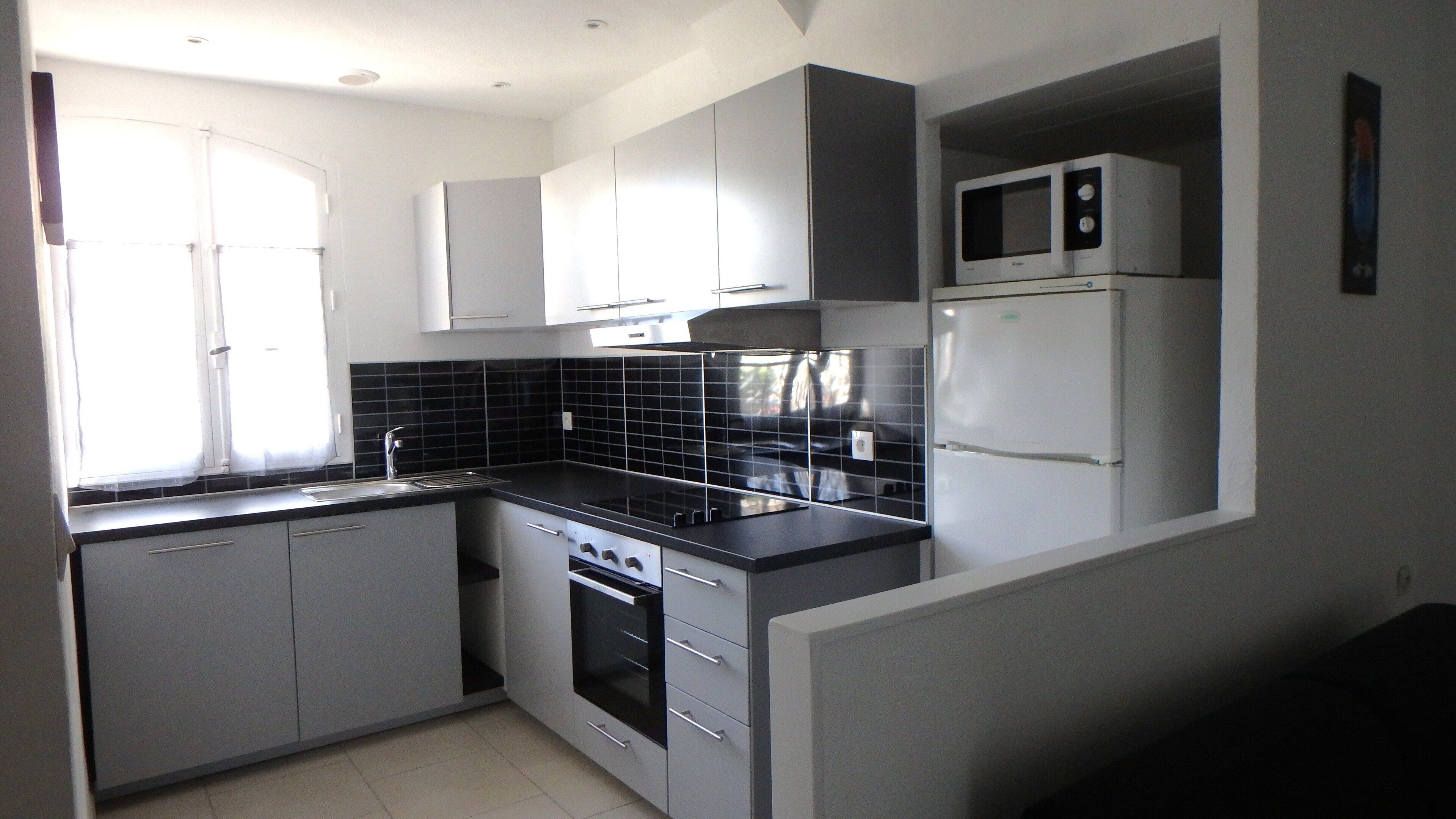 Réfrigérateur, micro-ondes, four, plaque de cuisson