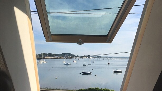 A skylight with a view of a marina and boats. - Maison de Pêcheur, Port de Penerf. One of a kind! (Damgan)