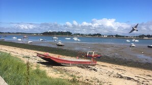 A coastal scene with boats on the water and a beach in the foreground. - Maison de Pêcheur, Port de Penerf. One of a kind! (Damgan)