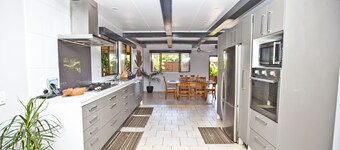 Nevaeh Holiday Home + Pool + Unlimited Internet