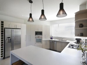 Jääkaappi, mikroaaltouuni, uuni, astianpesukone