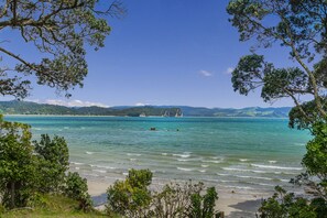 Beach nearby - Waters Edge Cottage - Hahei Bach (Hahei)