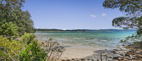 Una spiaggia nelle vicinanze