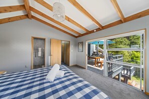 5 bedrooms, iron/ironing board, WiFi, bed sheets - Choice Wharewaka - Taupo Holiday Home (Wharewaka)