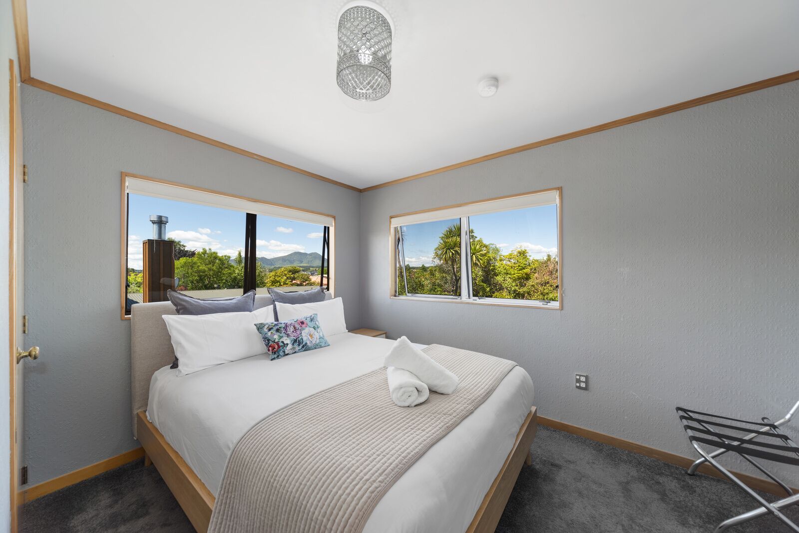 5 bedrooms, iron/ironing board, WiFi, bed sheets