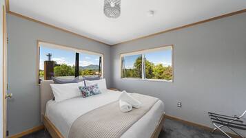 5 bedrooms, iron/ironing board, WiFi, bed sheets