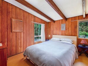 3 bedrooms, iron/ironing board, WiFi - Te Kuru Cabin - Pukawa Bay Holiday Home (Pukawa Bay)