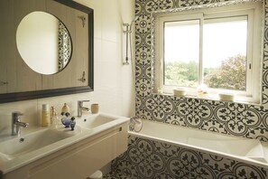 Sèche-cheveux, serviettes fournies, papier toilette