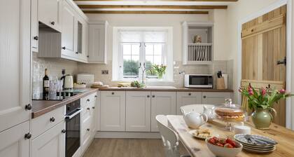 Tämä kaunis mökki sijaitsee upeassa maaseutualueessa sekoitetilalla.