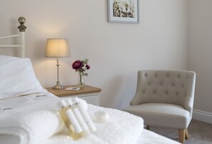 3 bedrooms, travel cot, Internet, bed sheets