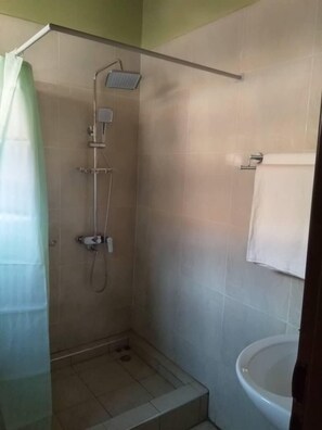 Douche, serviettes fournies