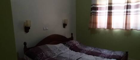 Chambre Deluxe | 1 chambre, coffre-fort, accĂšs au Wi-Fi (inclus), literie fournie