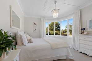 5 عدّة غرف نوم وخدمة الإنترنت وملاءات أسرّة