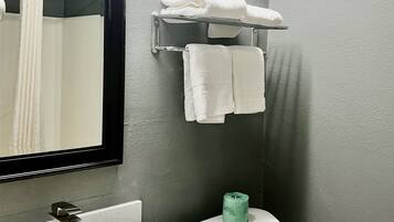 Kamer, 1 kingsize bed, niet-roken | Badkamer | Een bad/douchecombinatie, een diep bad, gratis toiletartikelen