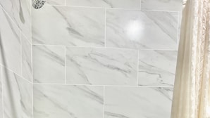 Un baño con bañera, ducha e inodoro.