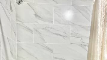 ルーム クイーンベッド 2 台 禁煙 | バスルーム | シャワー付き浴槽、深めの浴槽、バスアメニティ (無料)、ヘアドライヤー