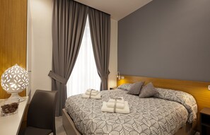 Premium bedding, down comforters, memory foam beds, desk - Domus Schilizzi (Naples)