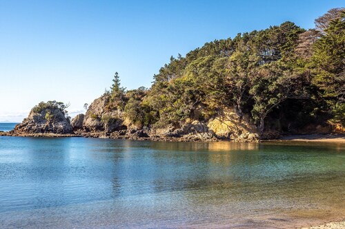 Family cottage at Enclosure Bay - 4 bedrooms, 2 bathrooms, beachfront.