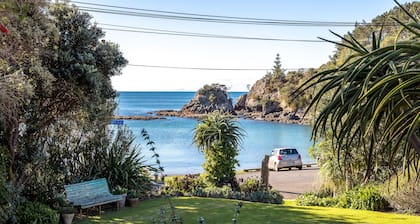 Drop Anchor - Beachfront Cottage - at Enclosure Bay - Beachfront Bach - 4 Bedroom Kiwi Character Home