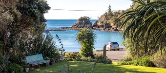 Drop Anchor - Beachfront Cottage - at Enclosure Bay - Beachfront Bach - 4 Bedroom Kiwi Character Home