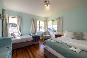 4 bedrooms, iron/ironing board, Internet, bed sheets