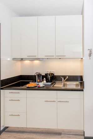 Kühlschrank, Mikrowelle, Herdplatte, Wasserkocher mit Kaffee-/Teezubehör