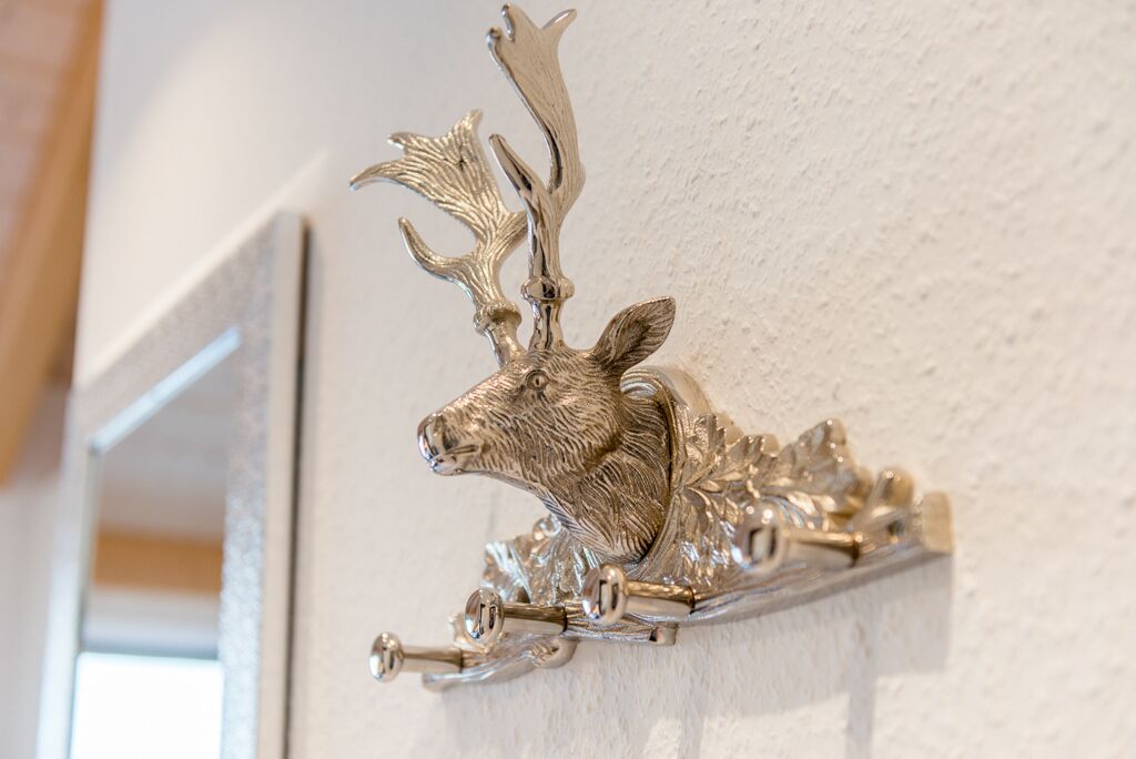 Ein silberner Hirschkopf an der Wand befestigt.