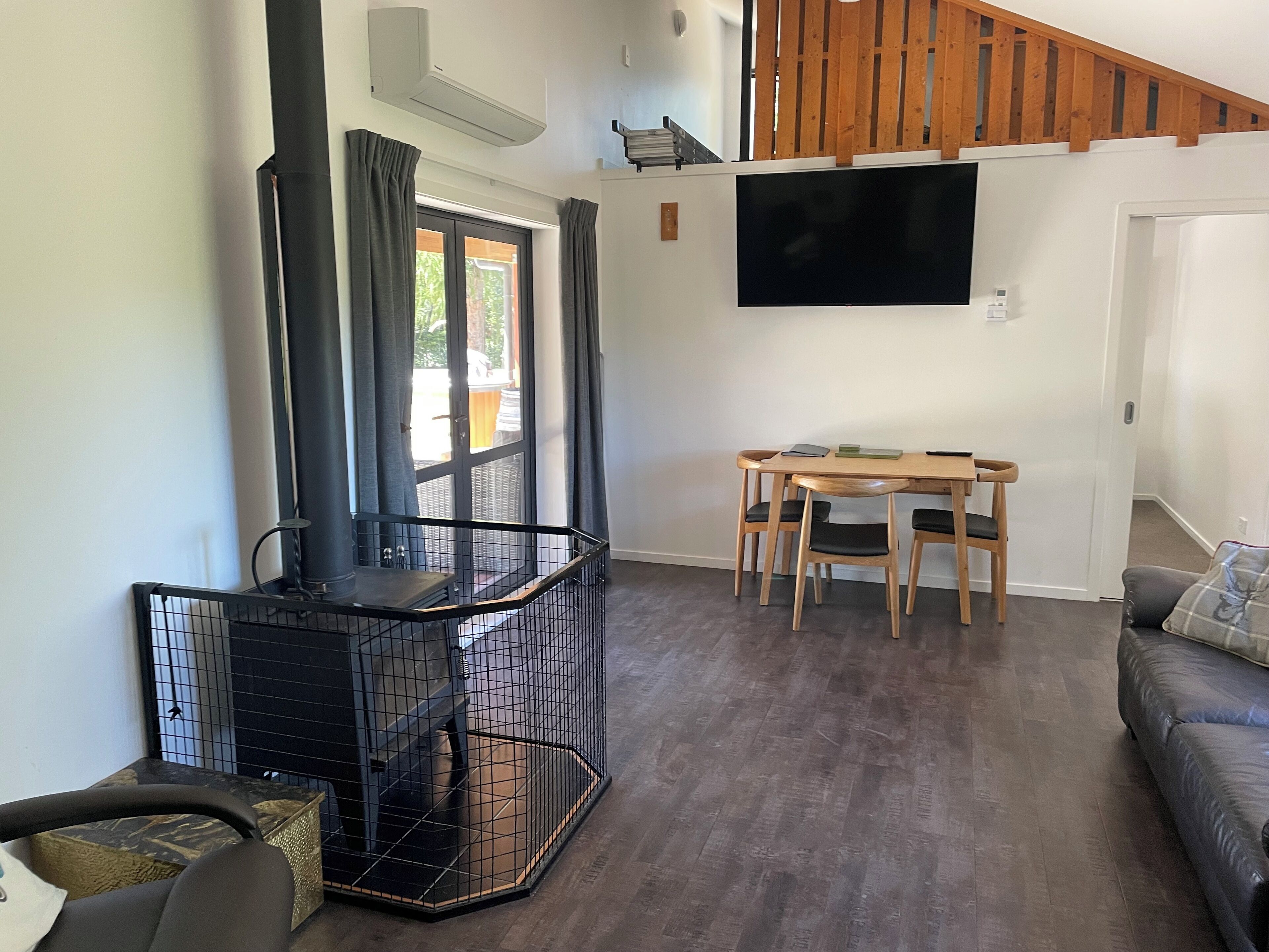 TV, lareira, DVD player, aparelho de som