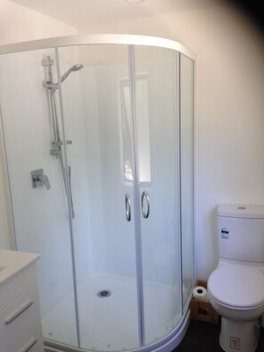 Een douche, een haardroger, handdoeken, toiletpapier