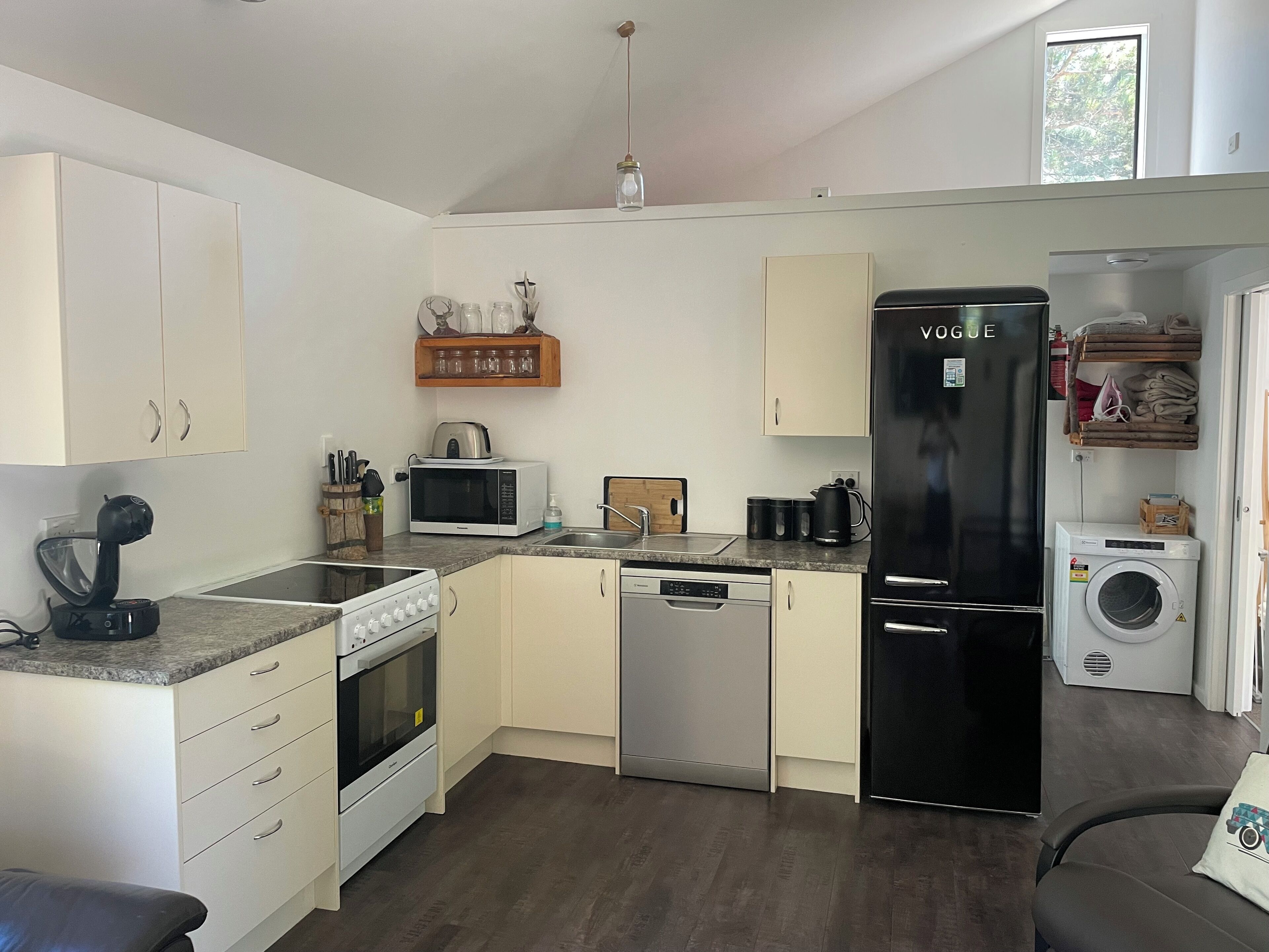 Geladeira, micro-ondas, fogão, lava-louças