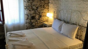 Quarto superior | Escrivaninha, cortinas blackout, camas extras/dobráveis (sobretaxa)