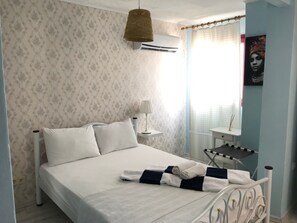 Camera Basic | Una scrivania, tende oscuranti, letti aggiuntivi (a pagamento)